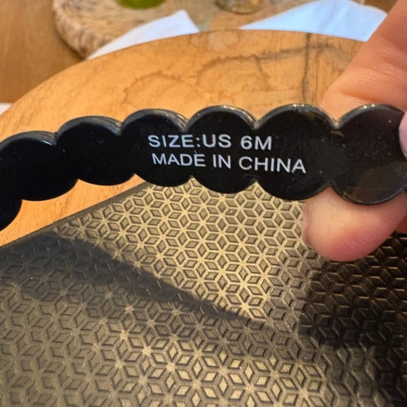 Kate Spade Size 6 Black Denise Bow Flip Flops Scalloped Straps - Picture 9 of 9